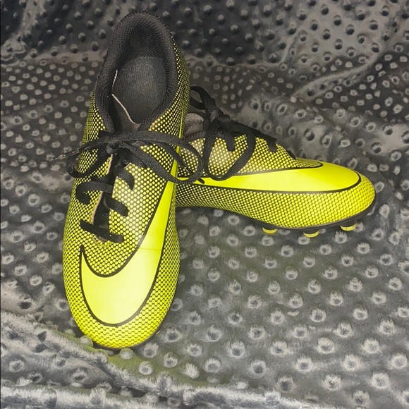 Boys Nike soccer cleats - Picture 1 of 6